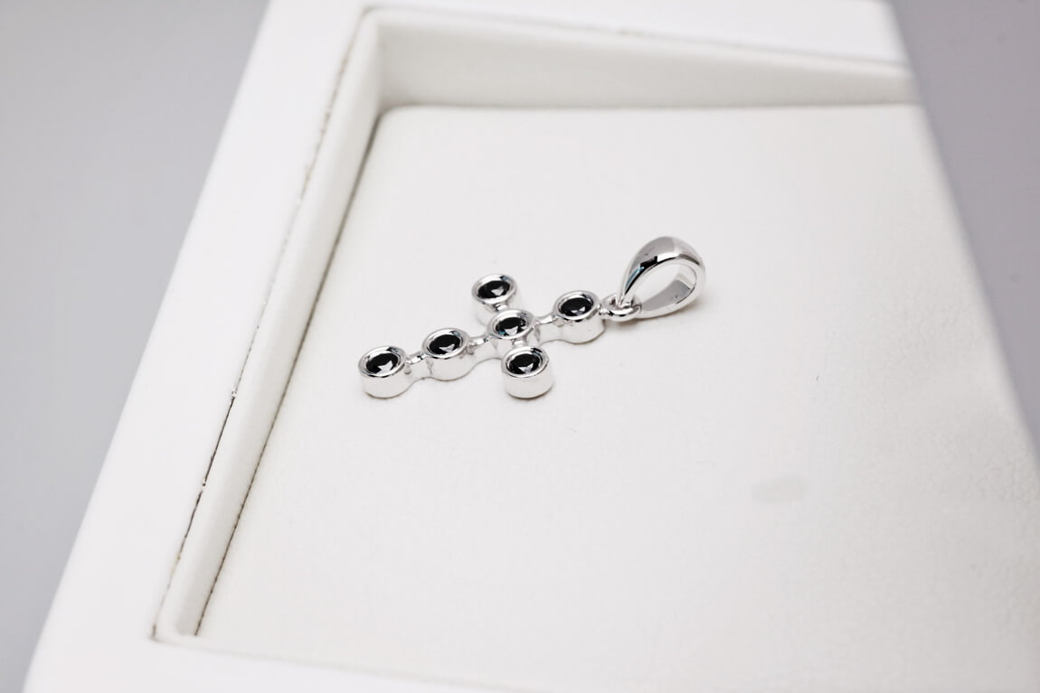 Exclusive | Krzyżyk z białego złota 750 z czarnymi diamentami - obrazek 5