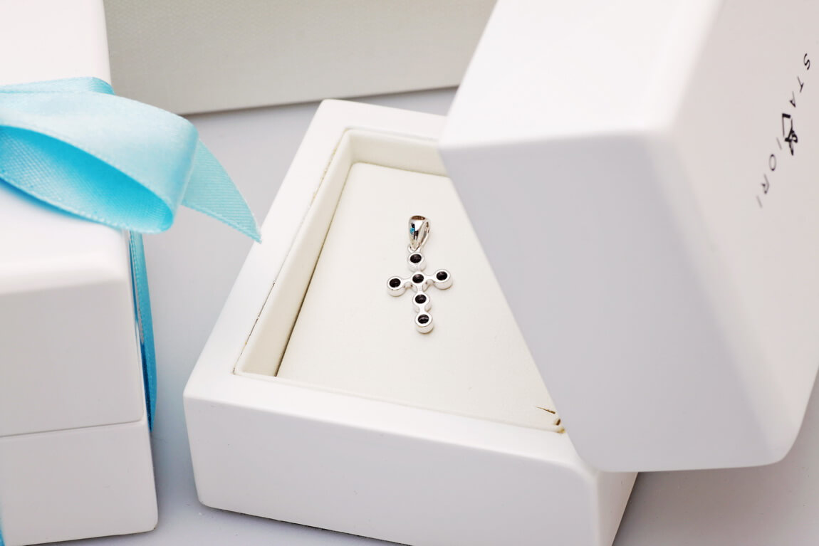 Exclusive | Krzyżyk z białego złota 750 z czarnymi diamentami - obrazek 6