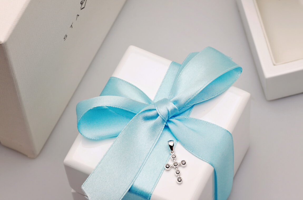 Exclusive | Krzyżyk z białego złota 750 z czarnymi diamentami - obrazek 7