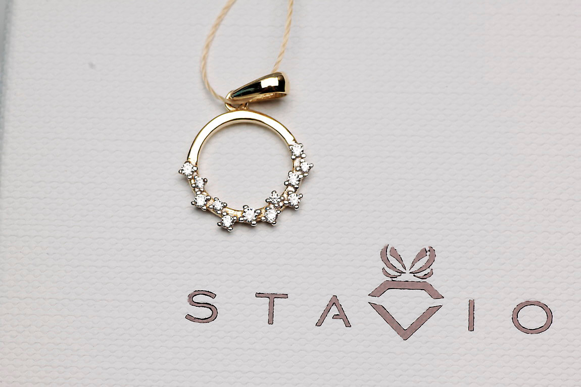 Złoty wisiorek kółko z cyrkoniami - Image 4