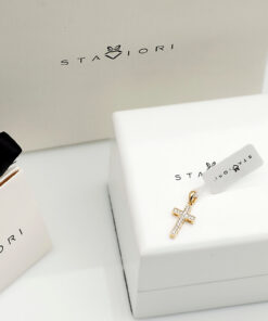 Alternatywny widok wisiorek krzyżyk złoto z brylantami i serduszkami