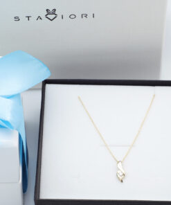 Alternativní pohled na wisiorek przeplatany z żółtego złota z diamentem