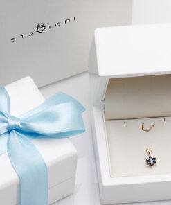 Alternatywny widok Złoty wisiorek kwiatek – szafiry i brylant