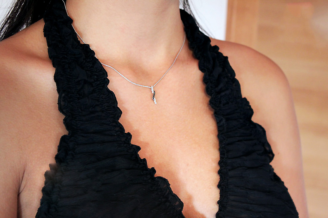 piękny wisiorek z czarnymi i białymi diamentami w białym złocie - obrazek 4