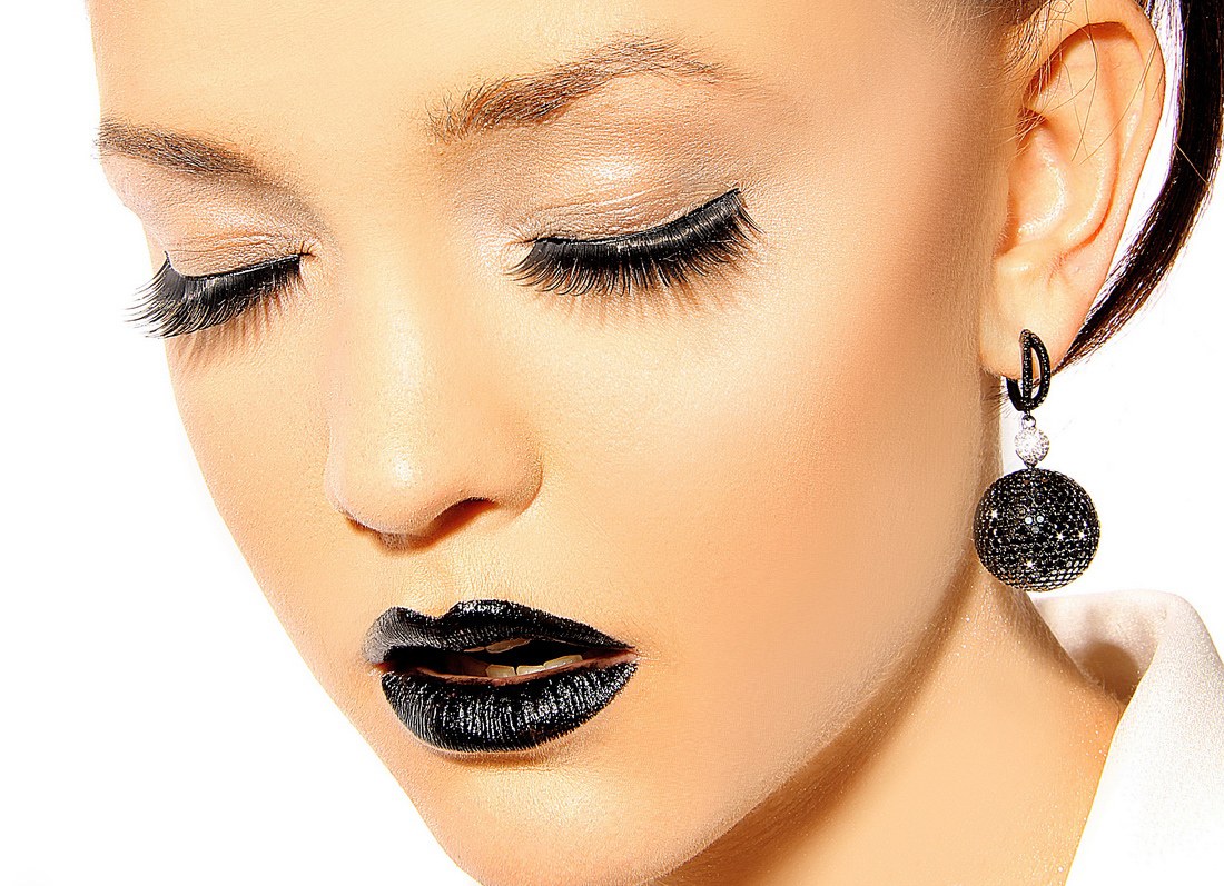 Exclusive | wiszące kule kolczyki z czarnymi i białymi diamentami – Bild 4