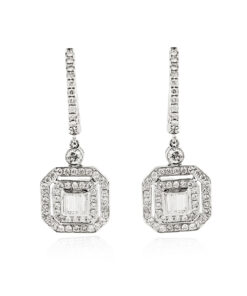 Exclusive | Kolczyki wiszące z białego złota z diamentami bagietkowymi