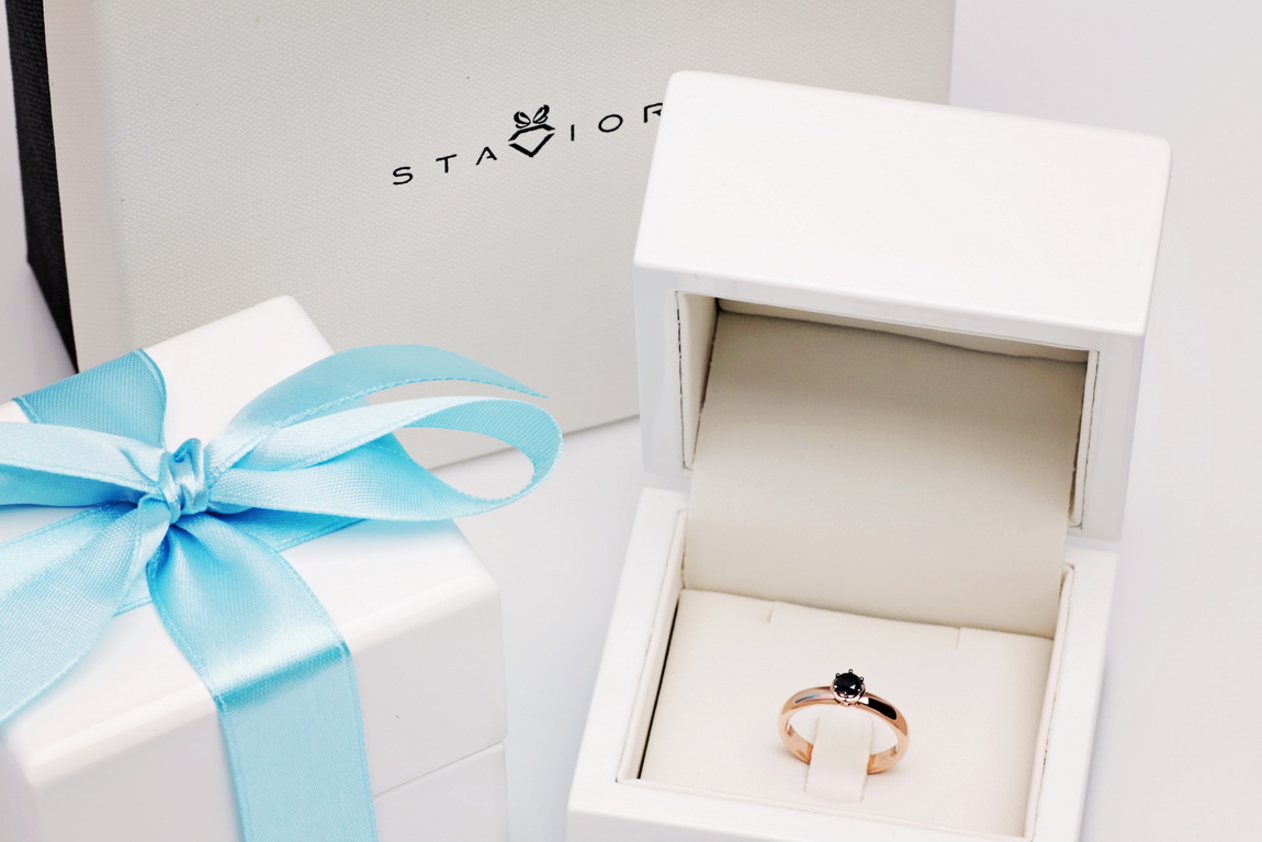 Pierścionek z czarnym diamentem 0,25ct w różowym złocie - obrazek 2