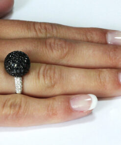 Alternativní pohled na Exclusive | pierścionek kulka z czarnymi i białymi diamentami w 18-karatowym złocie