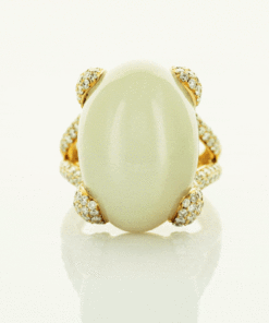 Alternativní pohled na Exclusive | niezwykły kamień księżycowy oprawiony w 18-karatowym złocie i ozdobiony 188 brylantami