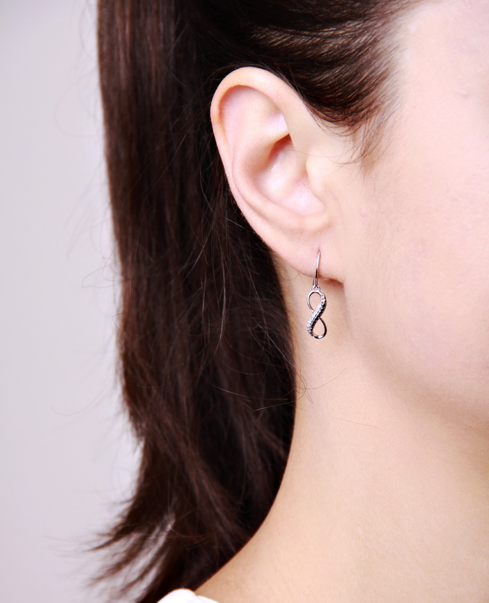 Kolczyki wiszące z białego złota z czarnymi i białymi diamentami - KBD3873 - obrazek 4