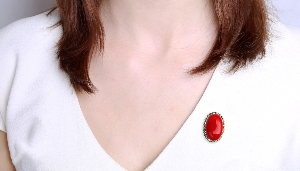 Broszka srebrna owalna z koralem i markazytami - obrazek 3