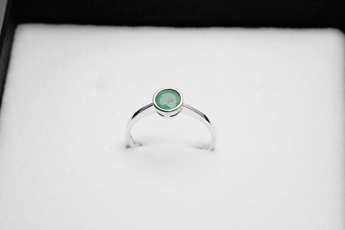 pierścionek srebrny z naturalnym szmaragdem – Bild 5