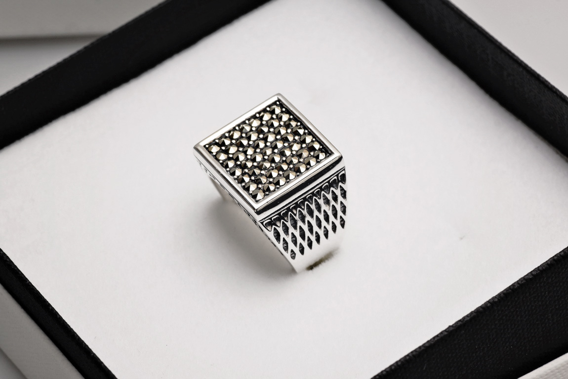 srebrny męski sygnet z markazytami - obrazek 8