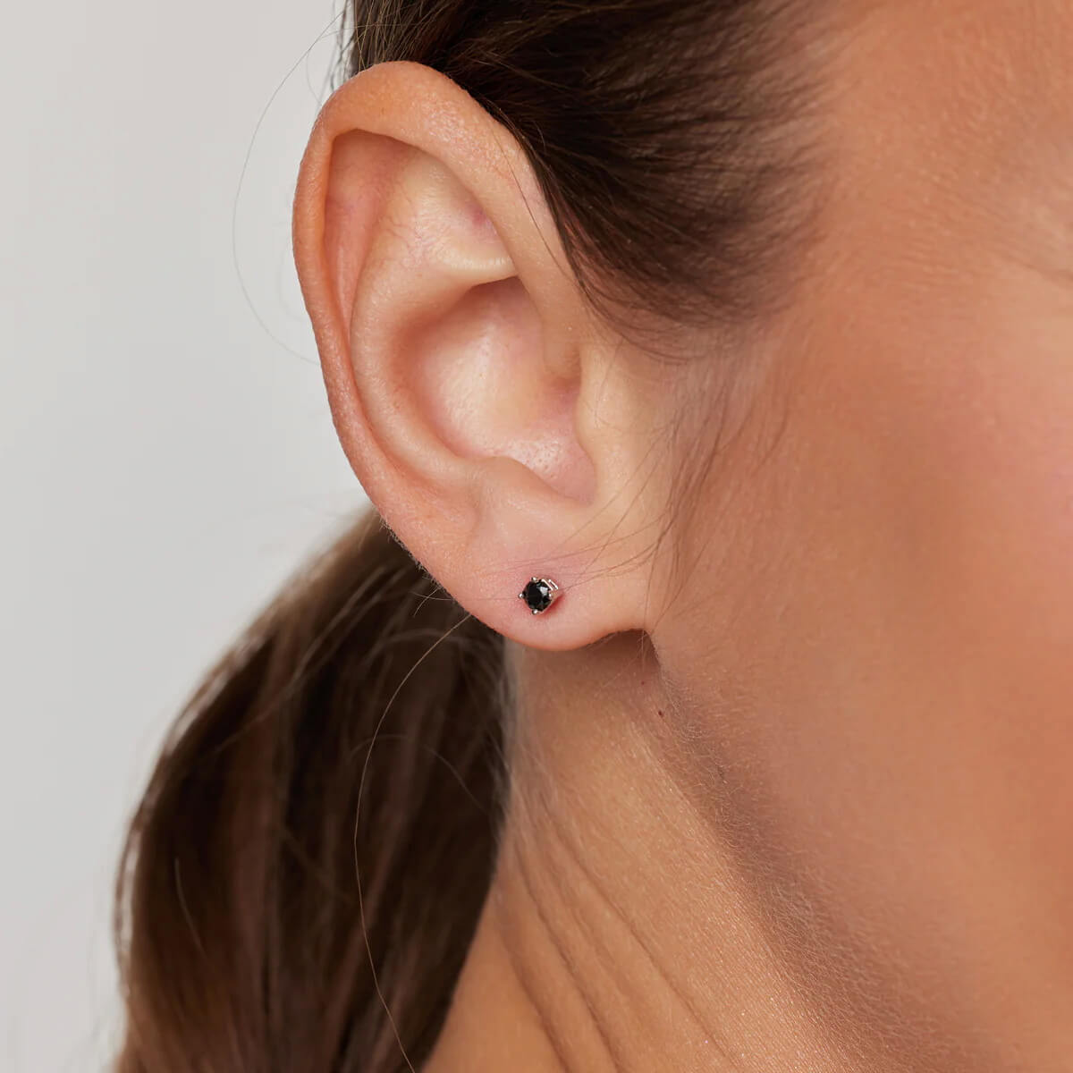 Srebrne małe kwadratowe kolczyki z czarną cyrkonią - obrazek 9