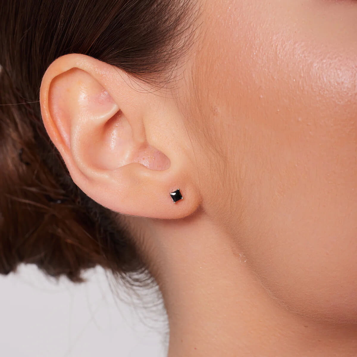 Srebrne małe kwadratowe kolczyki z czarną cyrkonią - obrazek 5