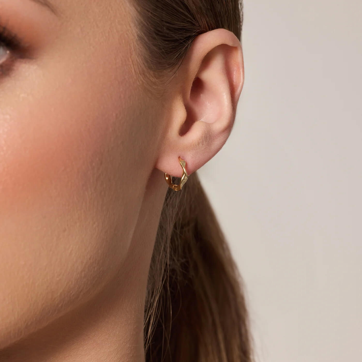 Srebrne pozłacane kolczyki skręcone koła - KDK6417Y - obrazek 4