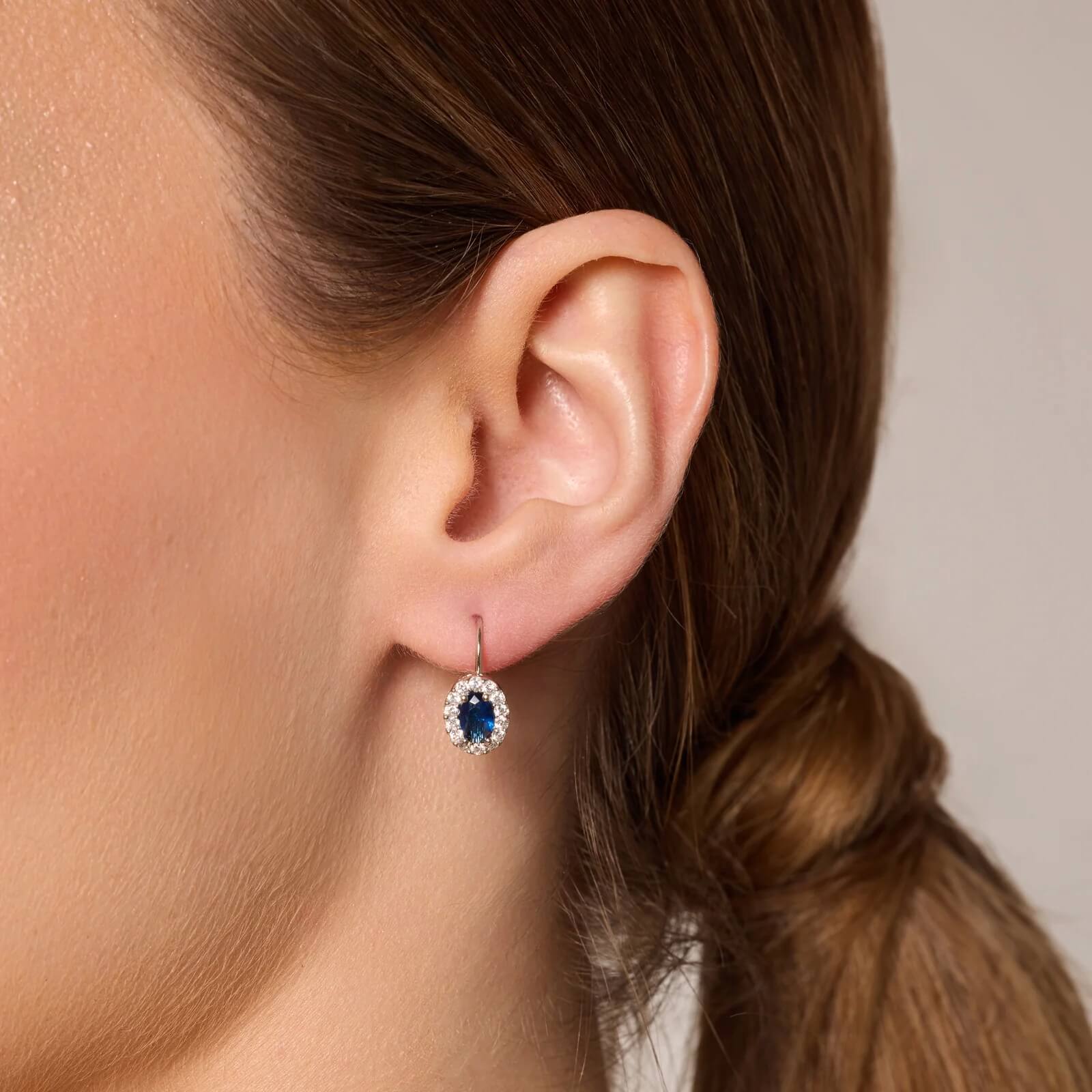 Srebrne kolczyki z niebieską cyrkonią na biglu - Image 2
