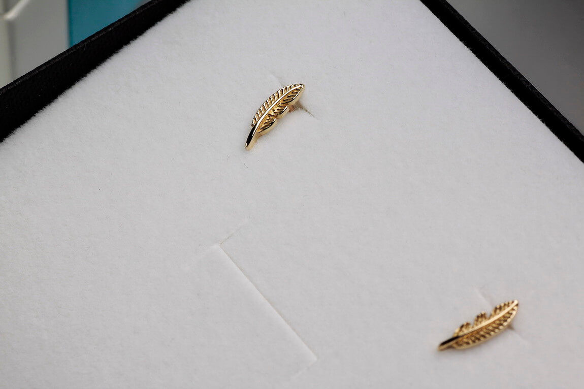 Złote kolczyki piórka na sztyfcie, próba 585 - obrazek 6