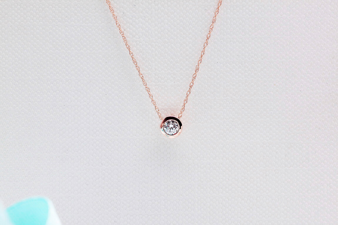 Naszyjnik celebrytka w różowym złocie z brylantem 0,15ct - obrazek 11