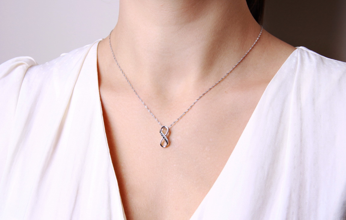 wisiorek nieskończoność z białymi i czarnymi diamentami - obrazek 2