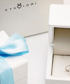 Alternativní pohled na Śliczny pierścionek kwiatek z rubinami i diamentem w białym złocie