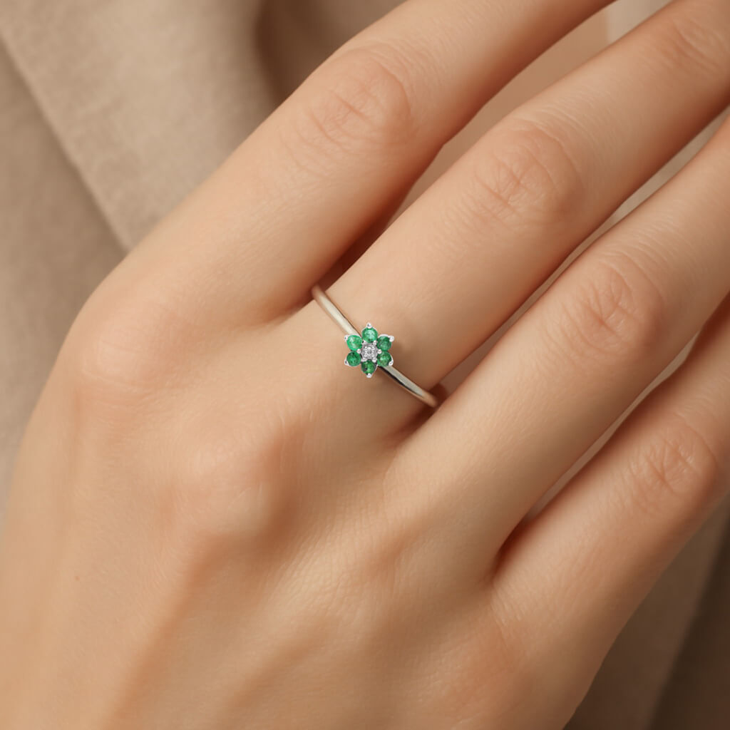 Śliczny pierścionek kwiatek ze szmaragdami i diamentem w białym złocie - Obrázek 6