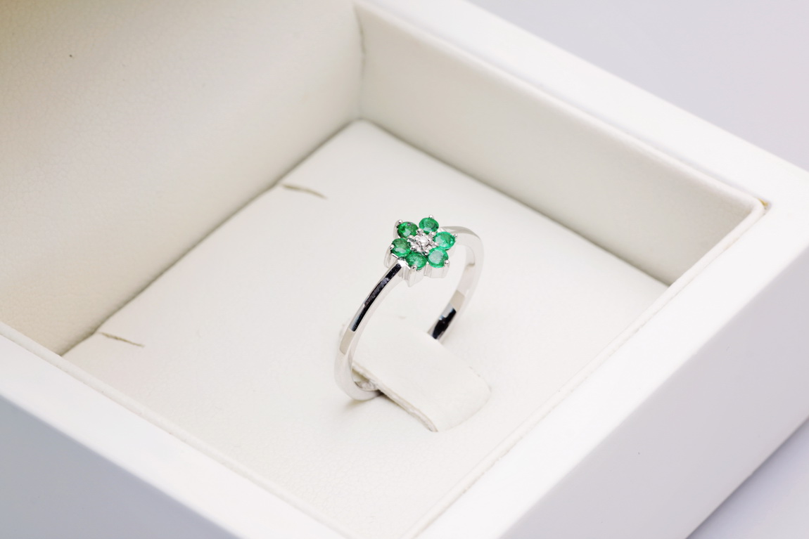 Śliczny pierścionek kwiatek ze szmaragdami i diamentem w białym złocie - Obrázek 9