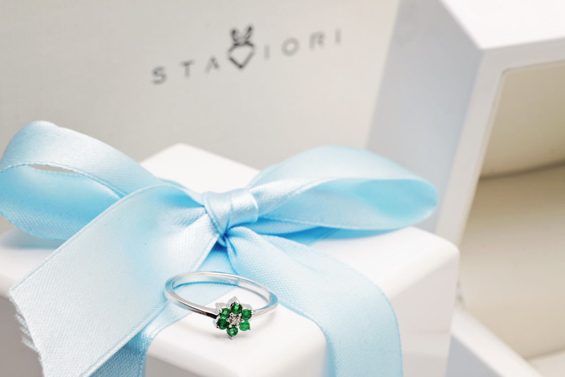 Śliczny pierścionek kwiatek ze szmaragdami i diamentem w białym złocie - Obrázek 10