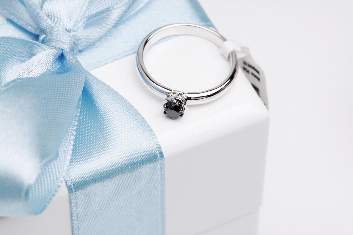 Pierścionek złoty z czarnym diamentem - obrazek 8