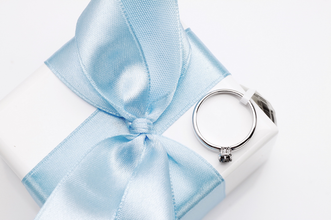 Pierścionek złoty z czarnym diamentem - obrazek 9