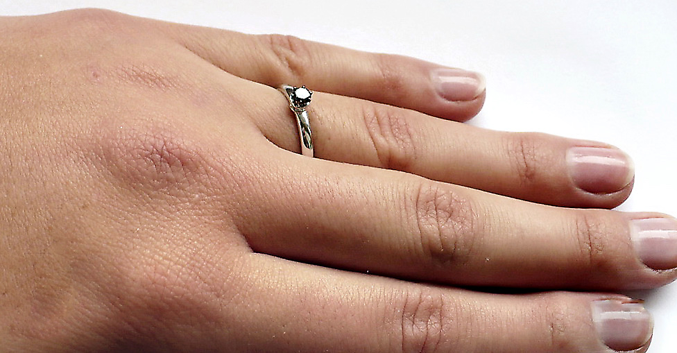 Pierścionek złoty z czarnym diamentem - obrazek 10