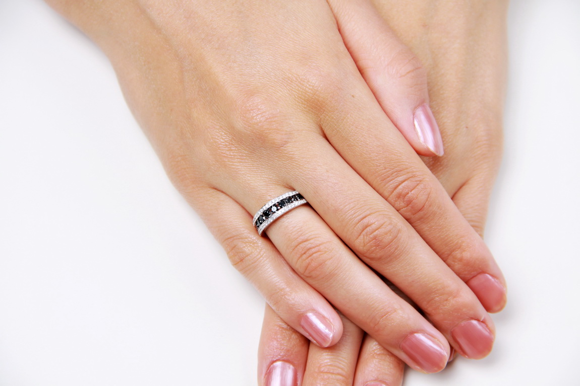 elegancki pierścionek z czarnymi i białymi diamentami - Obrázek 3