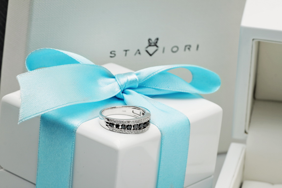 elegancki pierścionek z czarnymi i białymi diamentami - Obrázek 12