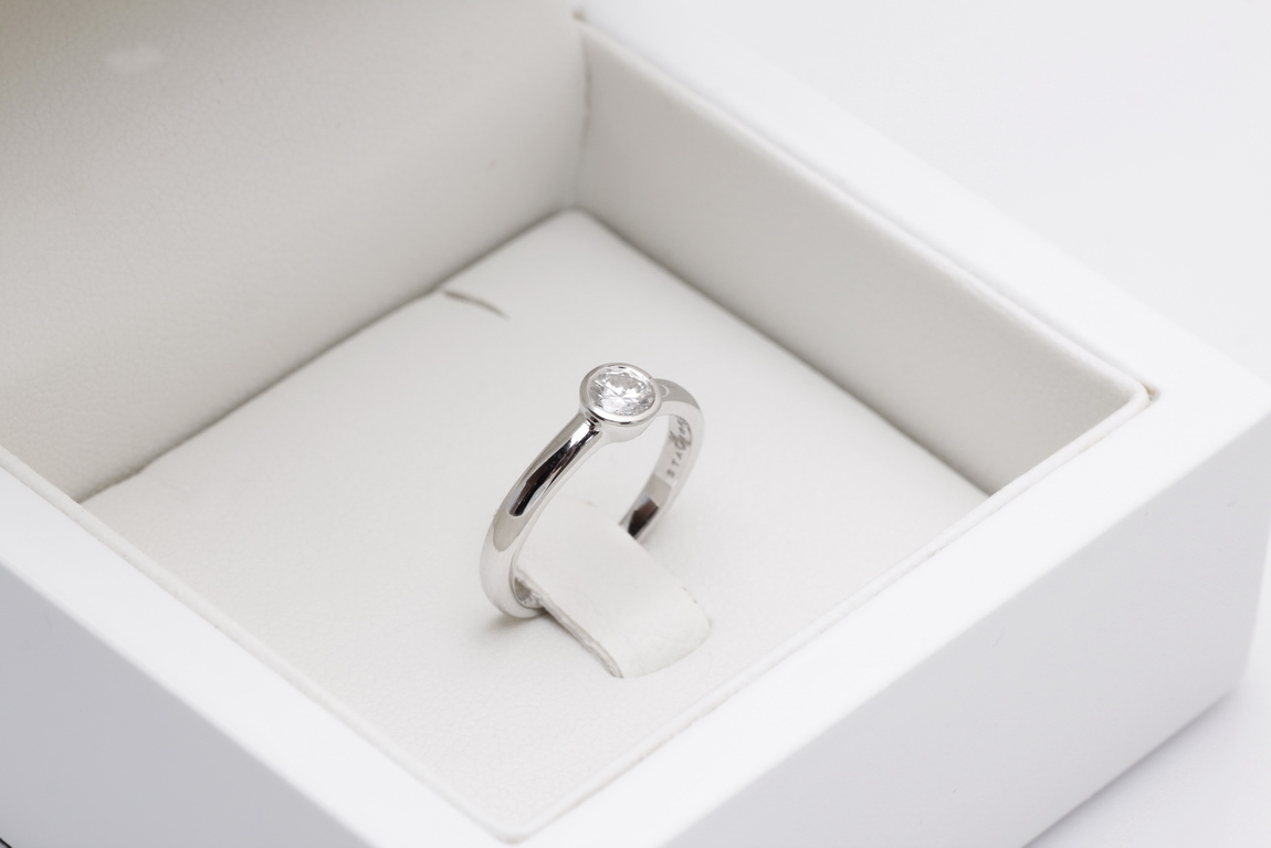 pierścionek z białego złota z brylantem 0,15ct w oprawie bezel – Bild 8