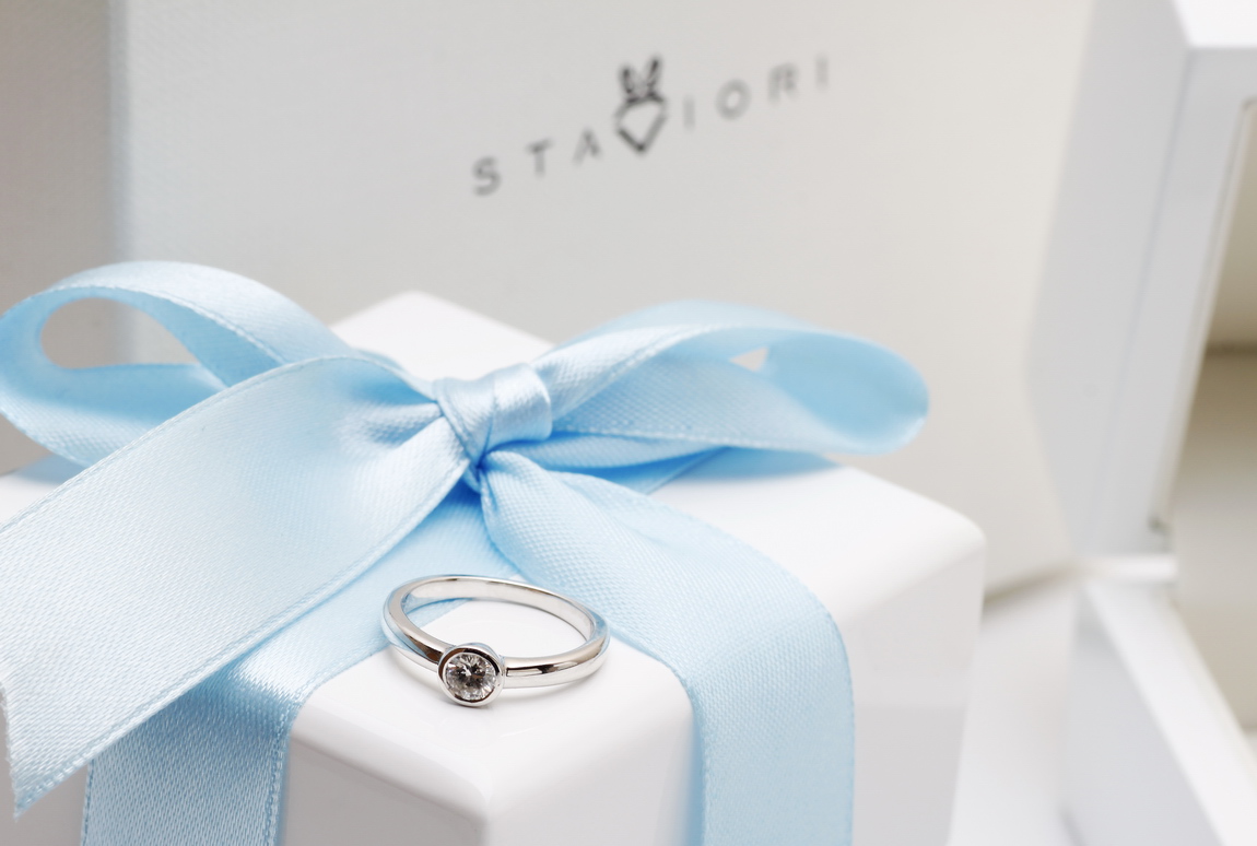 pierścionek z białego złota z brylantem 0,15ct w oprawie bezel – Bild 9