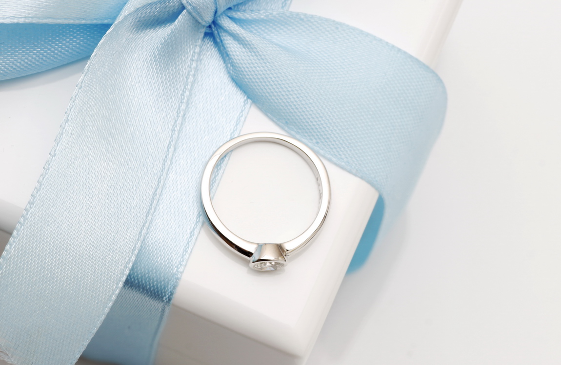 pierścionek z białego złota z brylantem 0,15ct w oprawie bezel – Bild 10