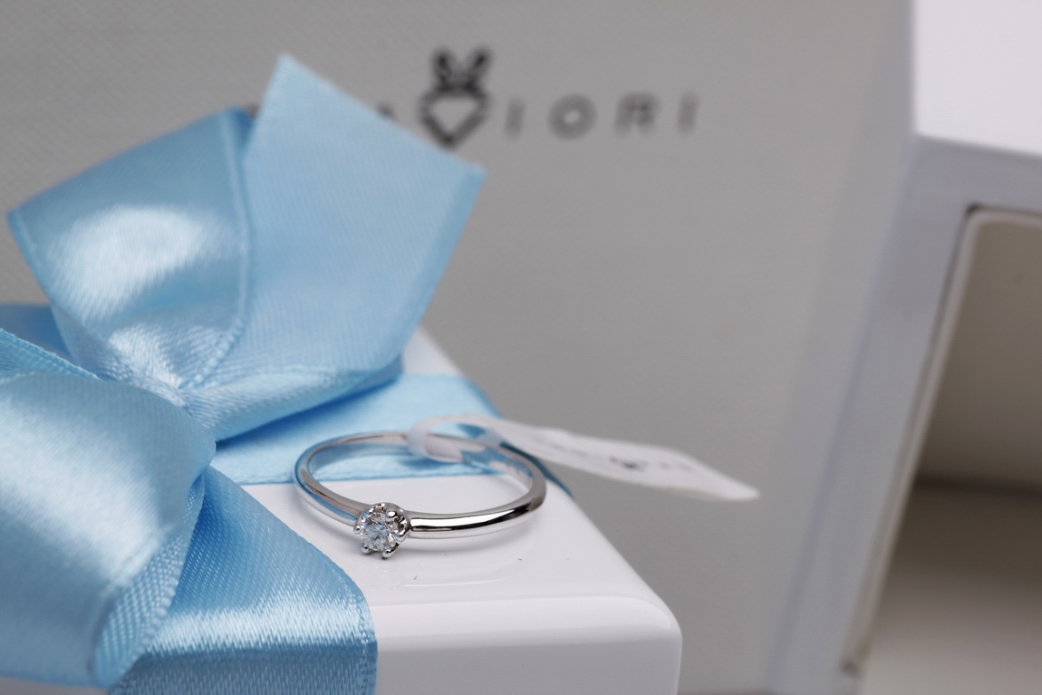 pierścionek zaręczynowy z białego złota z diamentem 0,10ct - obrazek 10