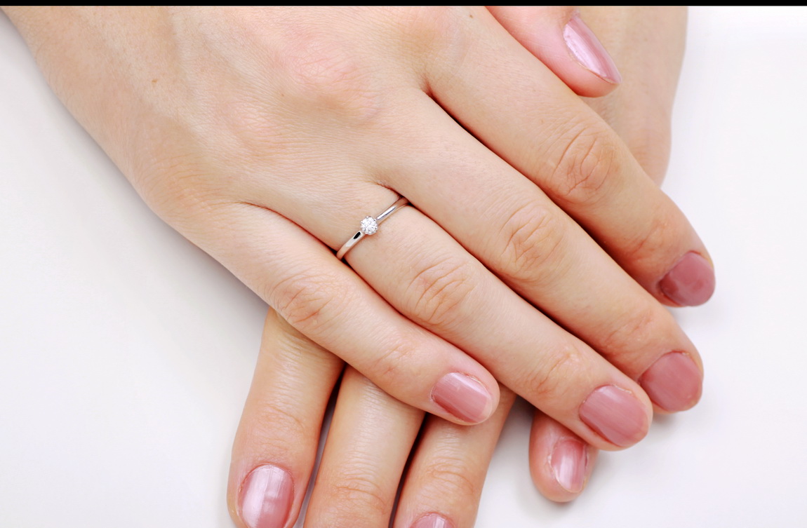 pierścionek zaręczynowy z białego złota z diamentem 0,10ct - obrazek 3