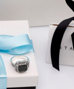 Alternatywny widok srebrny elegancki pierścionek z onyksem i markazytami