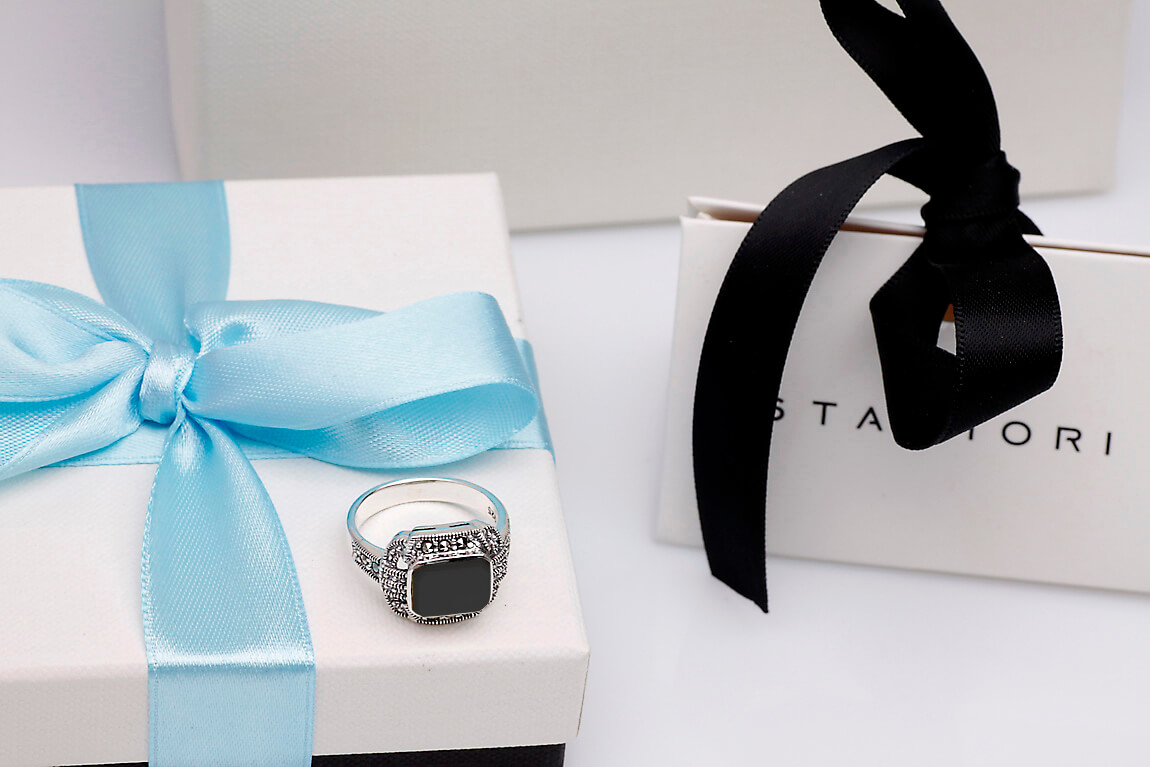 srebrny elegancki pierścionek z onyksem i markazytami - Image 2