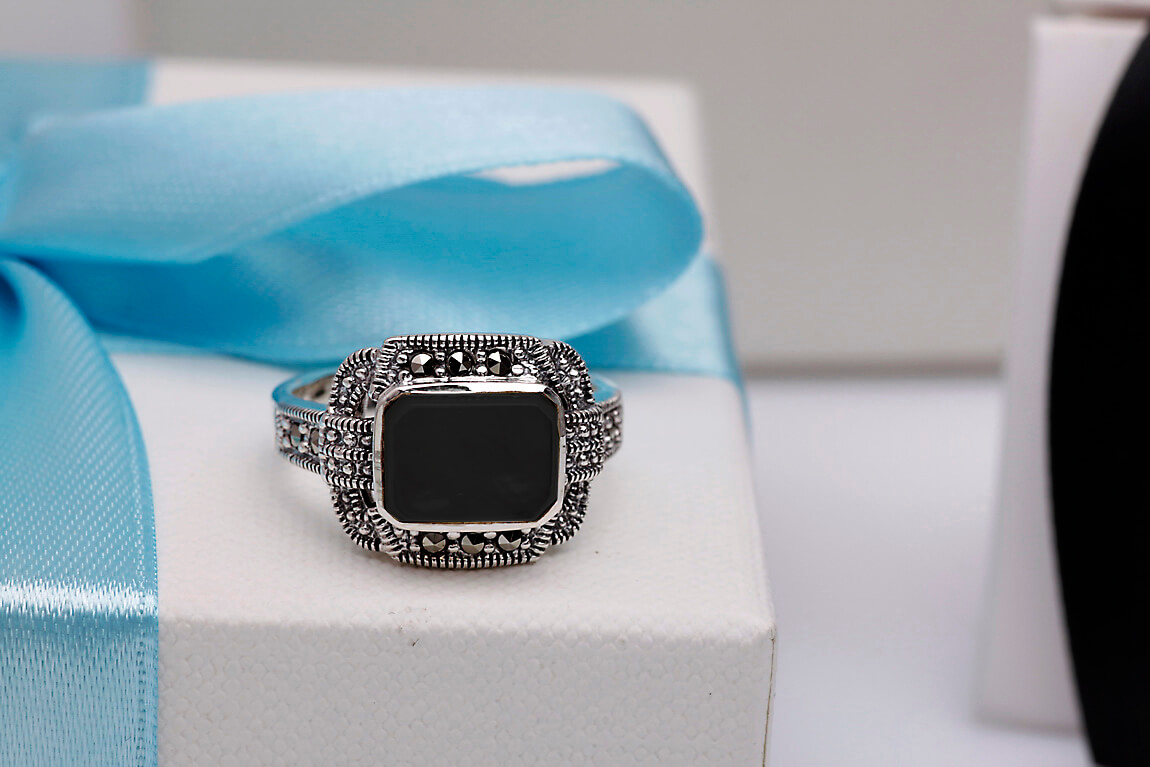 srebrny elegancki pierścionek z onyksem i markazytami - Image 3