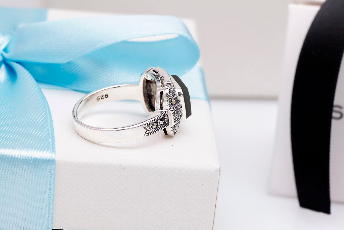 srebrny elegancki pierścionek z onyksem i markazytami - Image 4
