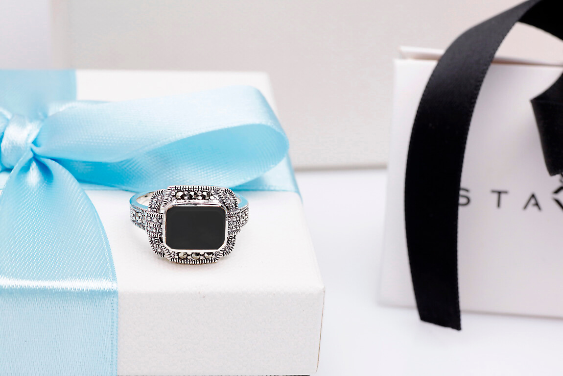 srebrny elegancki pierścionek z onyksem i markazytami - Image 6