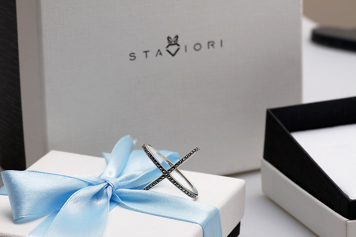 srebrny nowoczesny pierścionek X z markazytami - obrazek 12