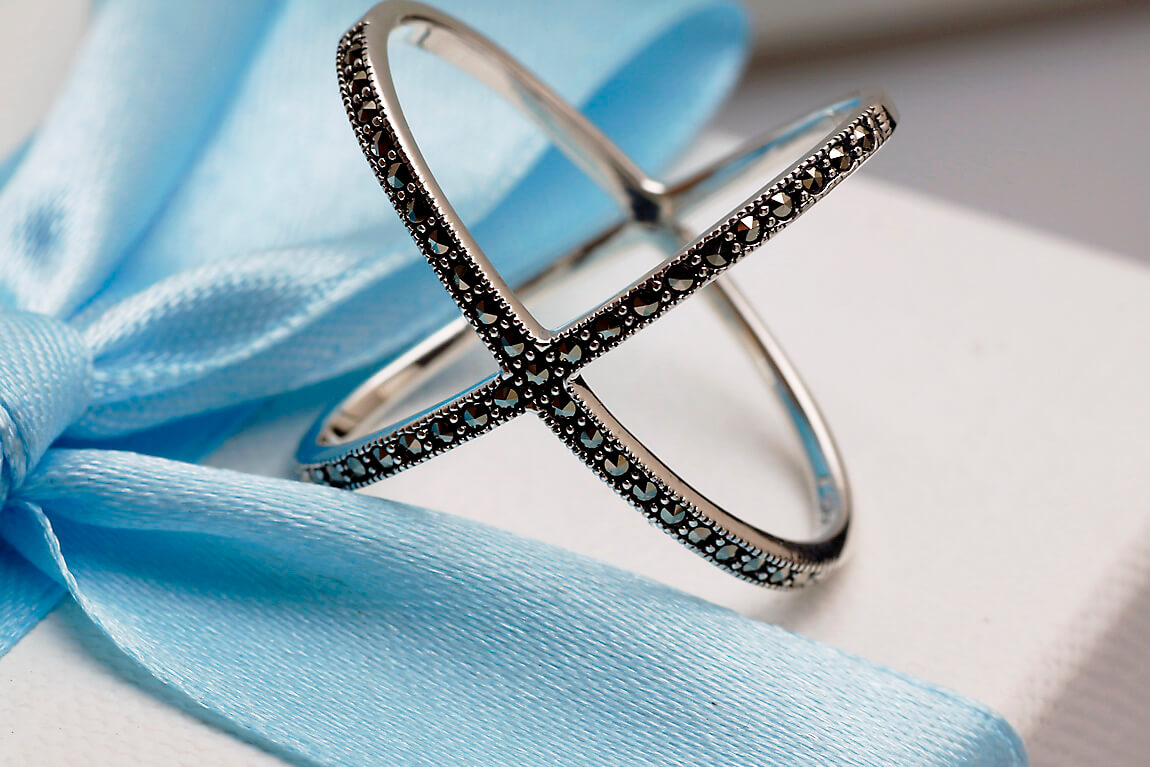 srebrny nowoczesny pierścionek X z markazytami - obrazek 13