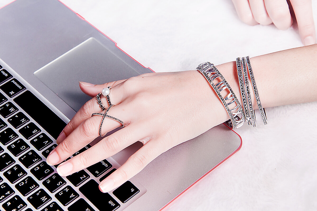 srebrny nowoczesny pierścionek X z markazytami - obrazek 3