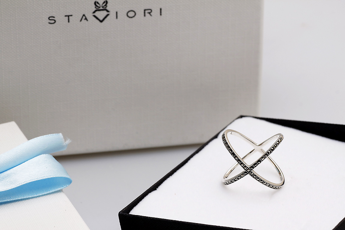 srebrny nowoczesny pierścionek X z markazytami - obrazek 10