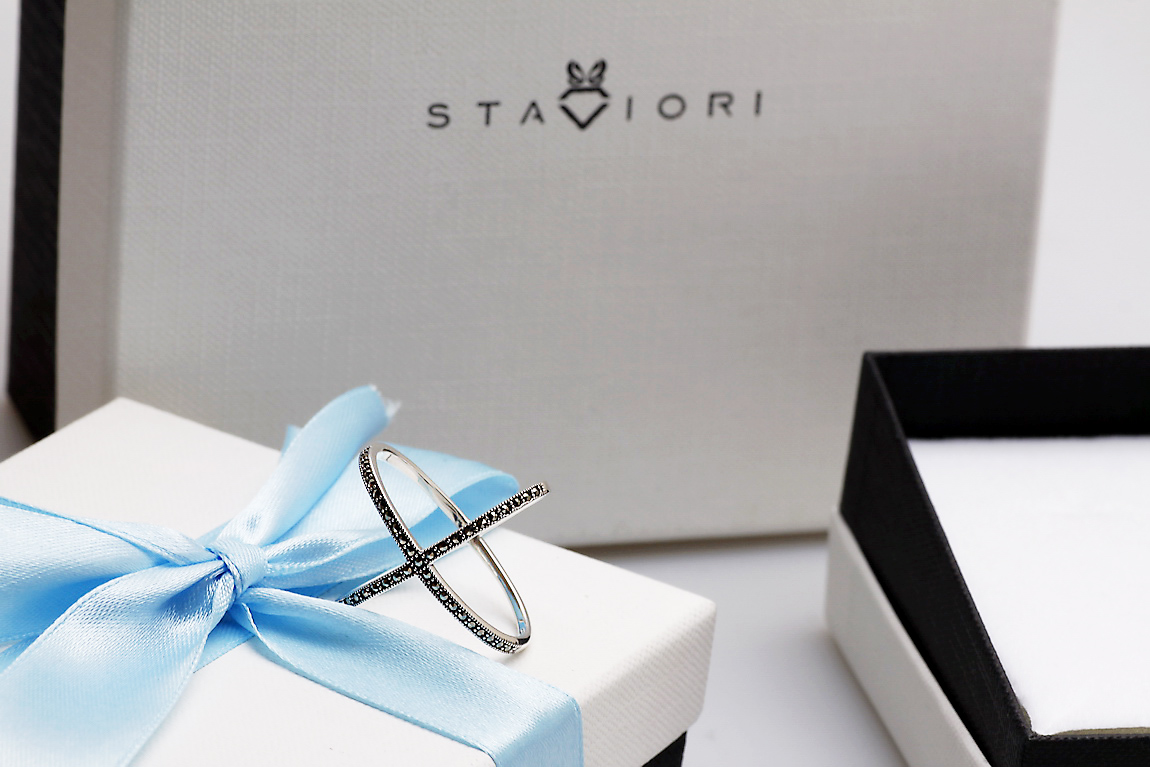 srebrny nowoczesny pierścionek X z markazytami - obrazek 11