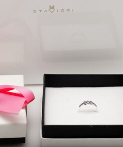 Alternativní pohled na srebrny pierścionek kokardka z markazytami