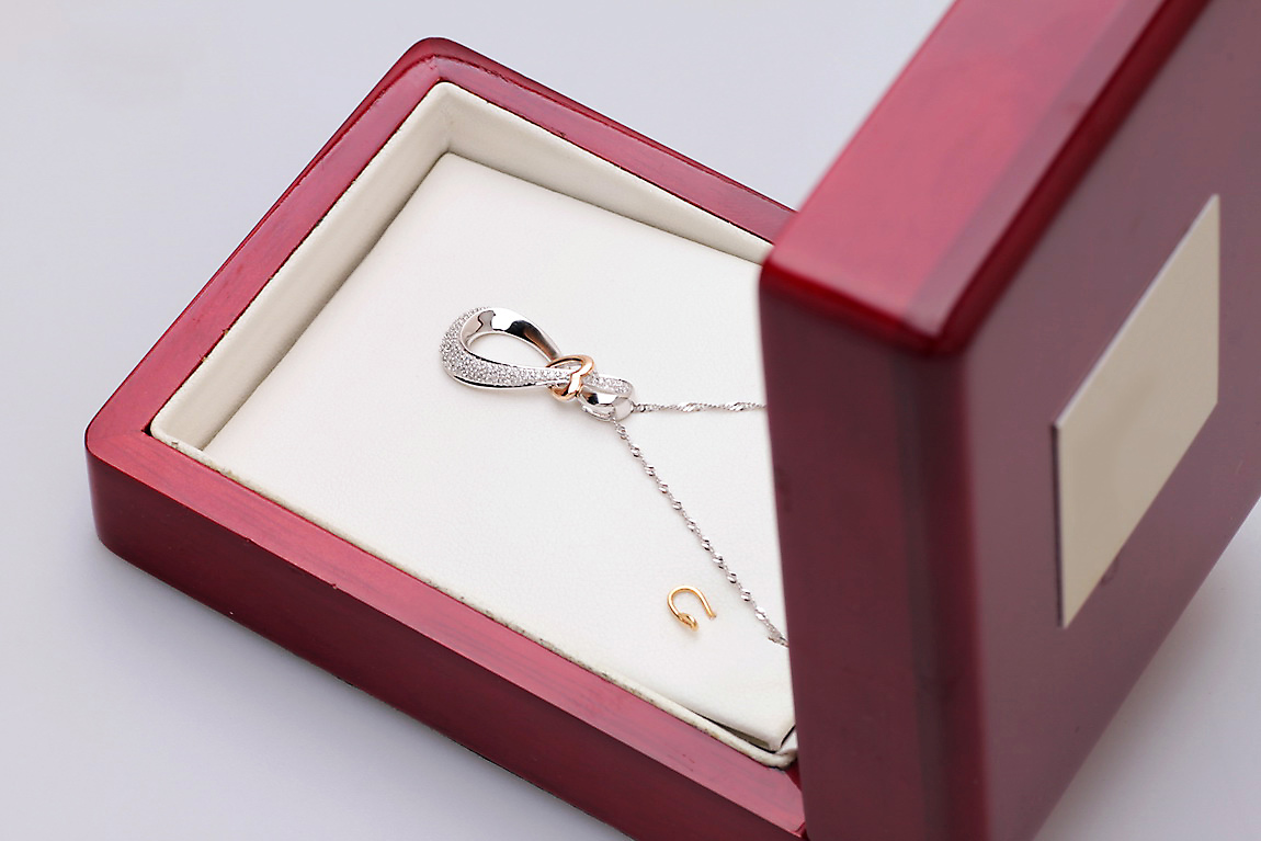 złoty wisiorek z brylantami w kształcie serca i nieskończoności - obrazek 9